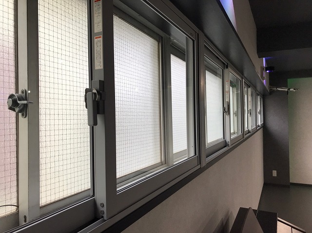 防音対策にすわ山スタジオの窓は二重サッシ構造